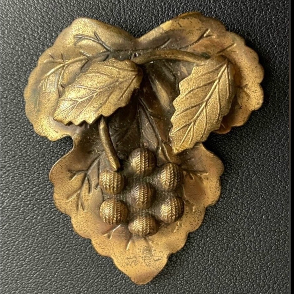 Vintage Scarf Clip Brassy Leaf Berry